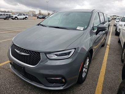 Used 2023 Chrysler Pacifica Touring-L