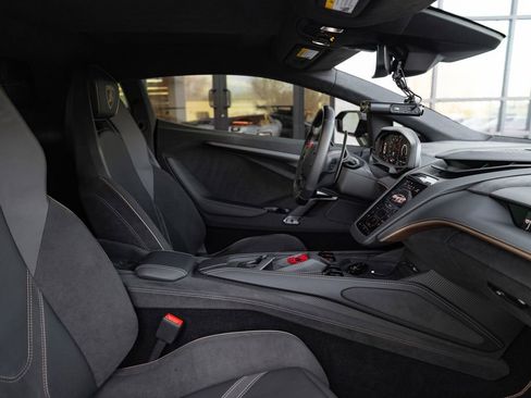 Used 2025 Lamborghini Revuelto AWD/4WD image 28