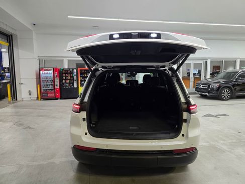 Used 2023 Jeep Grand Cherokee Altitude image 36