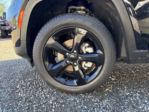 New 2025 Jeep Grand Cherokee Limited w/ Black Appearance Package image 28