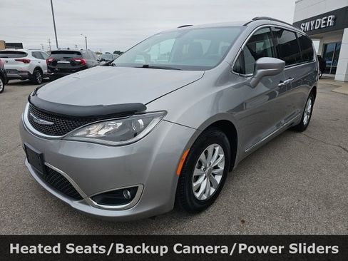 Used 2017 Chrysler Pacifica Touring-L image 3