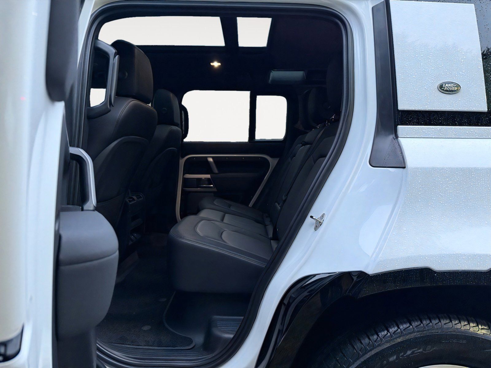 Used 2023 Land Rover Defender 110 X-Dynamic SE AWD/4WD image 17