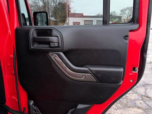 Used 2013 Jeep Wrangler Unlimited Sahara image 17