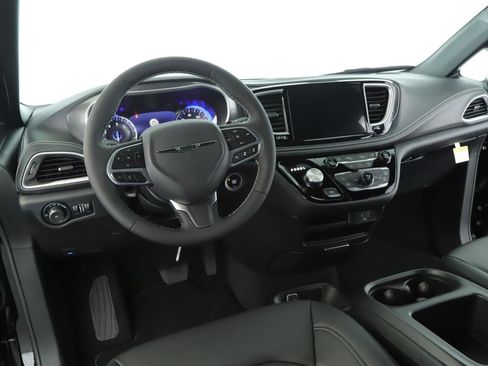 New 2026 Chrysler Pacifica Select image 2