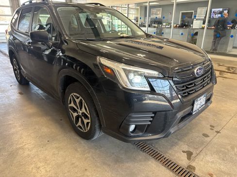 Used 2023 Subaru Forester Premium AWD/4WD image 1