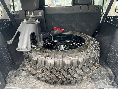 Used 2017 Jeep Wrangler Unlimited Sahara w/ Connectivity Group image 18