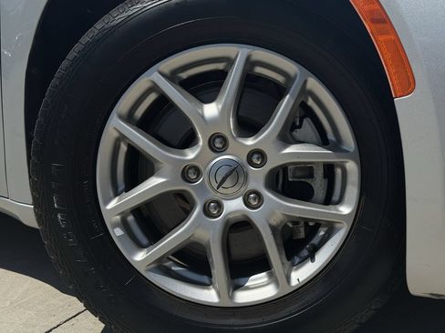 Used 2024 Chrysler Pacifica Touring-L FWD image 9