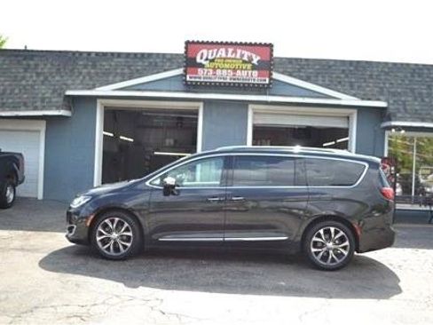 Used 2017 Chrysler Pacifica Limited w/ UConnect Theater Package FWD image 1