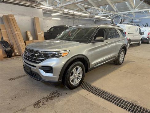 Certified 2023 Ford Explorer XLT image 3