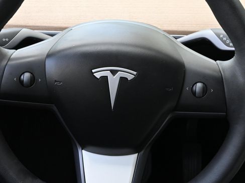 Used 2023 Tesla Model Y Long Range AWD/4WD image 25