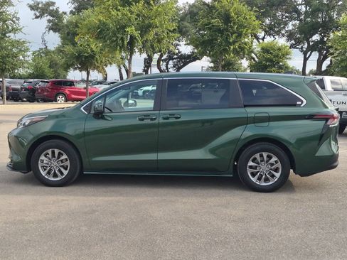 Certified 2026 Toyota Sienna LE FWD image 2