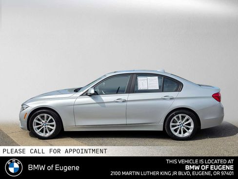 Used 2017 BMW 320i xDrive Sedan AWD/4WD image 6