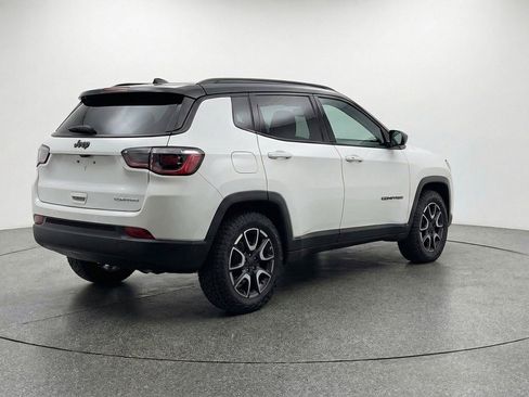 Used 2025 Jeep Compass Trailhawk AWD/4WD image 9