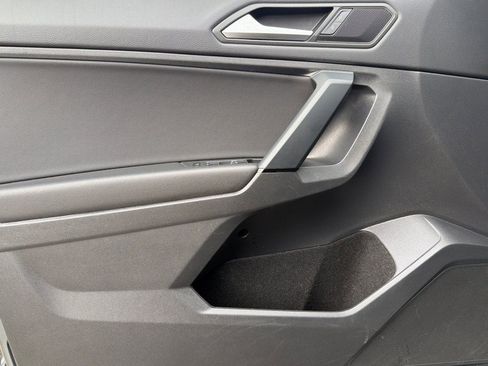 Used 2019 Volkswagen Tiguan SE w/ Panoramic Sunroof Package image 12