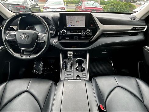 Used 2023 Toyota Highlander XLE AWD/4WD image 15