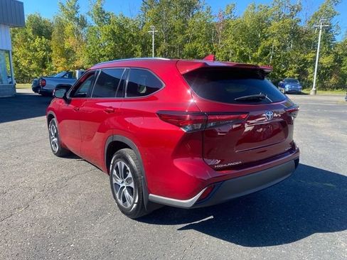 Used 2020 Toyota Highlander XLE image 3