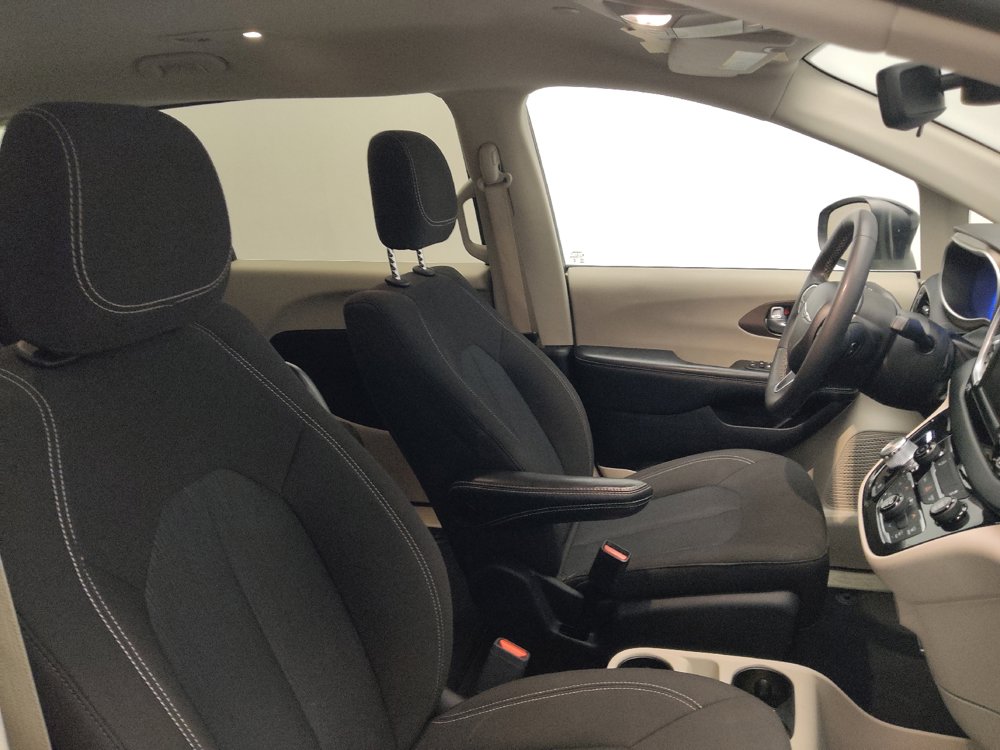 Used 2023 Chrysler Voyager LX FWD image 21