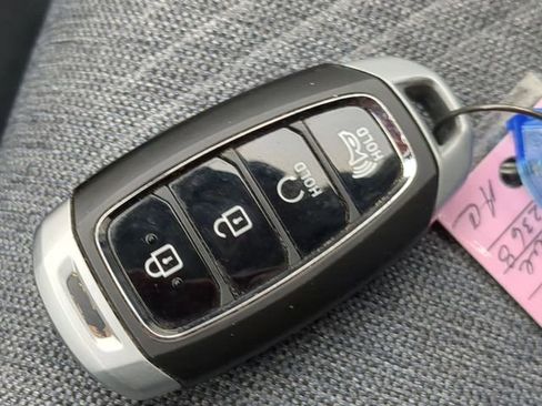 Used 2023 Hyundai Venue Limited image 31