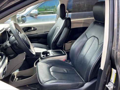 Used 2020 Chrysler Pacifica Limited image 24