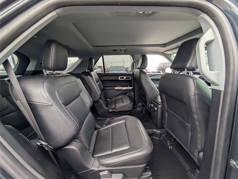 Used 2022 Ford Explorer XLT w/ Equipment Group 202A image 11