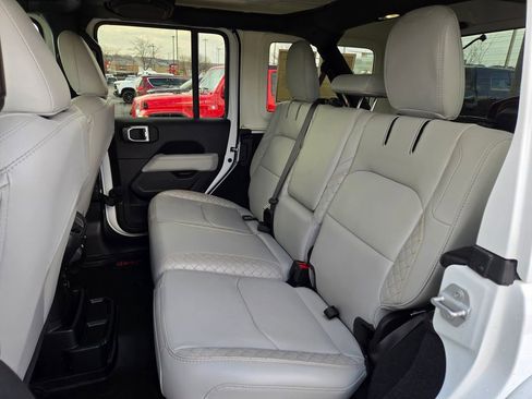 Used 2022 Jeep Wrangler Unlimited Sahara image 32