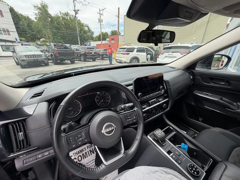 Used 2023 Nissan Pathfinder SV w/ SV Premium Package AWD/4WD image 18