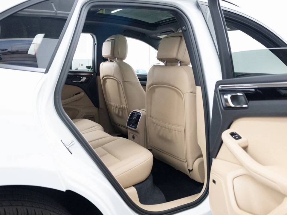 Certified 2026 Porsche Macan AWD/4WD image 18