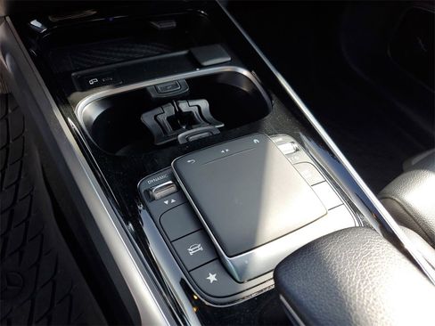 Used 2021 Mercedes-Benz GLB 250 4MATIC image 32