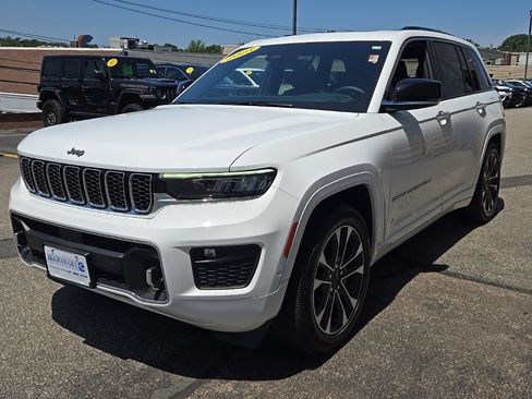 Used 2023 Jeep Grand Cherokee Overland AWD/4WD image 4
