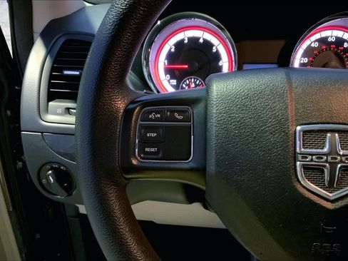 Used 2018 Dodge Grand Caravan SE w/ UConnect Hands-Free Group image 22