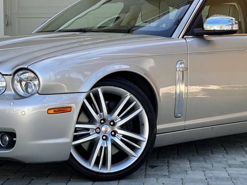 Used 2009 Jaguar XJ Vanden Plas Super V8 Portfolio RWD image 3