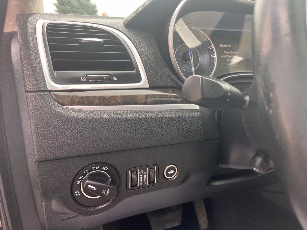 Used 2016 Chrysler 300 C RWD image 15