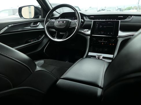 Used 2022 Jeep Grand Cherokee Altitude AWD/4WD image 23