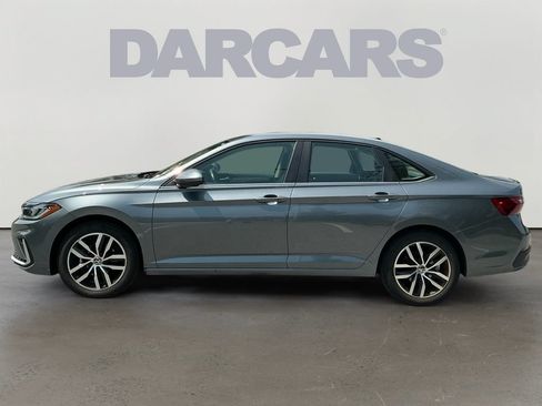 Used 2025 Volkswagen Jetta SE FWD image 4