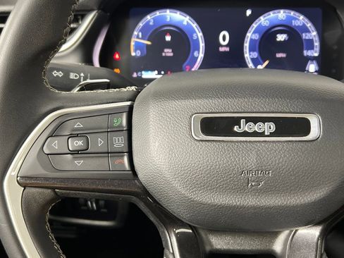 Used 2023 Jeep Grand Cherokee Laredo image 8