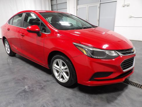 Used 2017 Chevrolet Cruze LT image 2