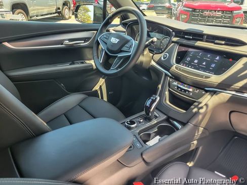 Certified 2024 Cadillac XT5 Luxury w/ LPO, Floor Liner Package AWD/4WD image 33