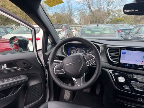 Used 2025 Chrysler Pacifica Select image 36
