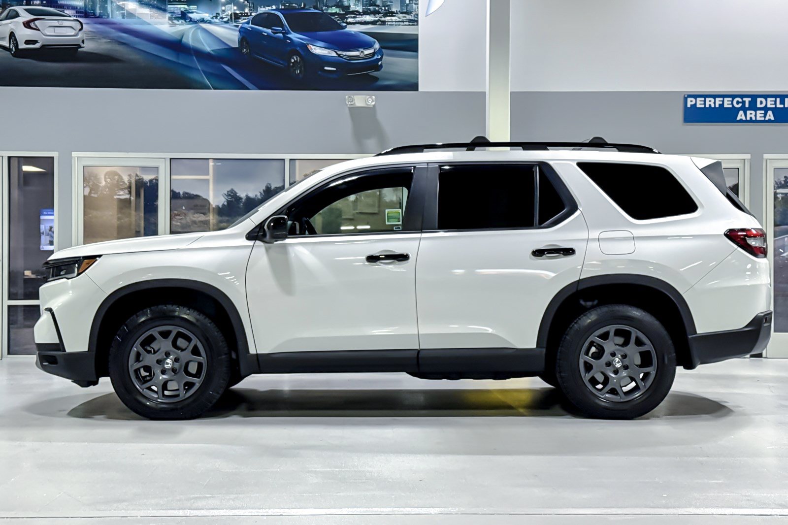 Used 2025 Honda Pilot TrailSport image 2