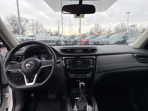Used 2018 Nissan Rogue SV image 11
