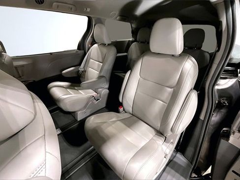 Used 2019 Toyota Sienna XLE image 26