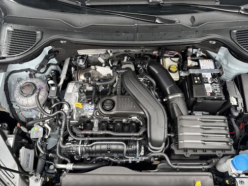 Used 2025 Volkswagen Taos SE image 21