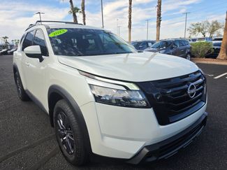 Used 2023 Nissan Pathfinder SV w/ Black Appearance Package FWD video 3