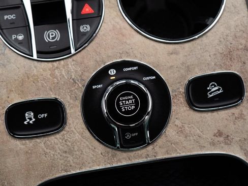 Certified 2023 Bentley Bentayga AWD/4WD image 33
