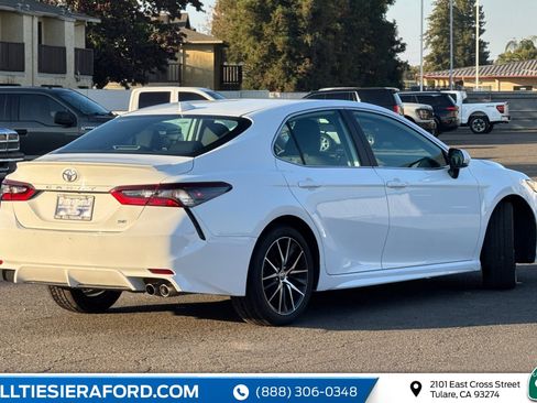 Used 2024 Toyota Camry SE image 5