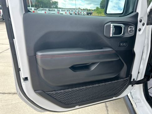 Used 2025 Jeep Gladiator Rubicon AWD/4WD image 11