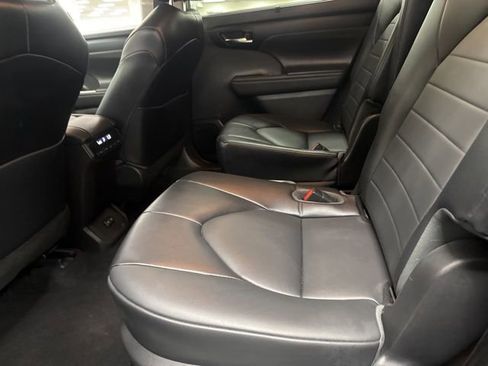 Used 2022 Toyota Highlander XLE image 22
