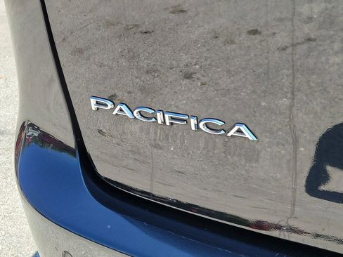 Used 2018 Chrysler Pacifica Limited w/ Advanced Safetytec Group FWD image 11