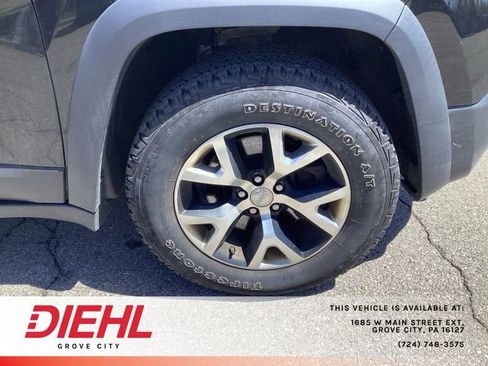 Used 2014 Jeep Cherokee Trailhawk w/ Leather Interior Group AWD/4WD image 9
