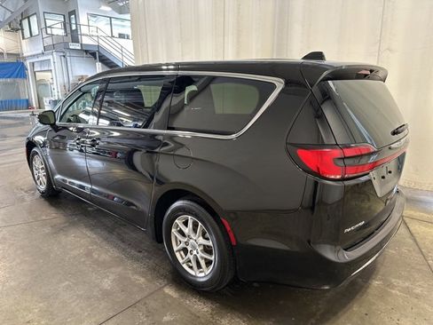 Used 2025 Chrysler Pacifica Select image 6